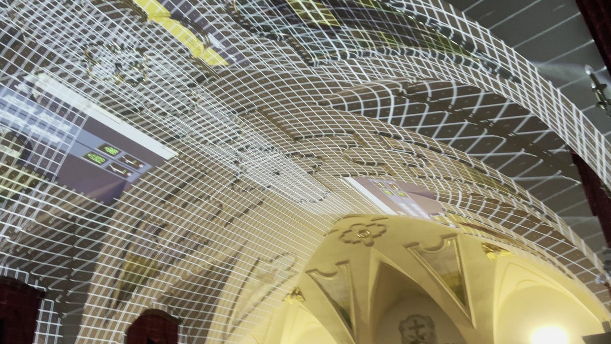 A calibration grid on the vault. Before projecting you have to measure the object and fit the geometry, otherwise the image slides off the edges.